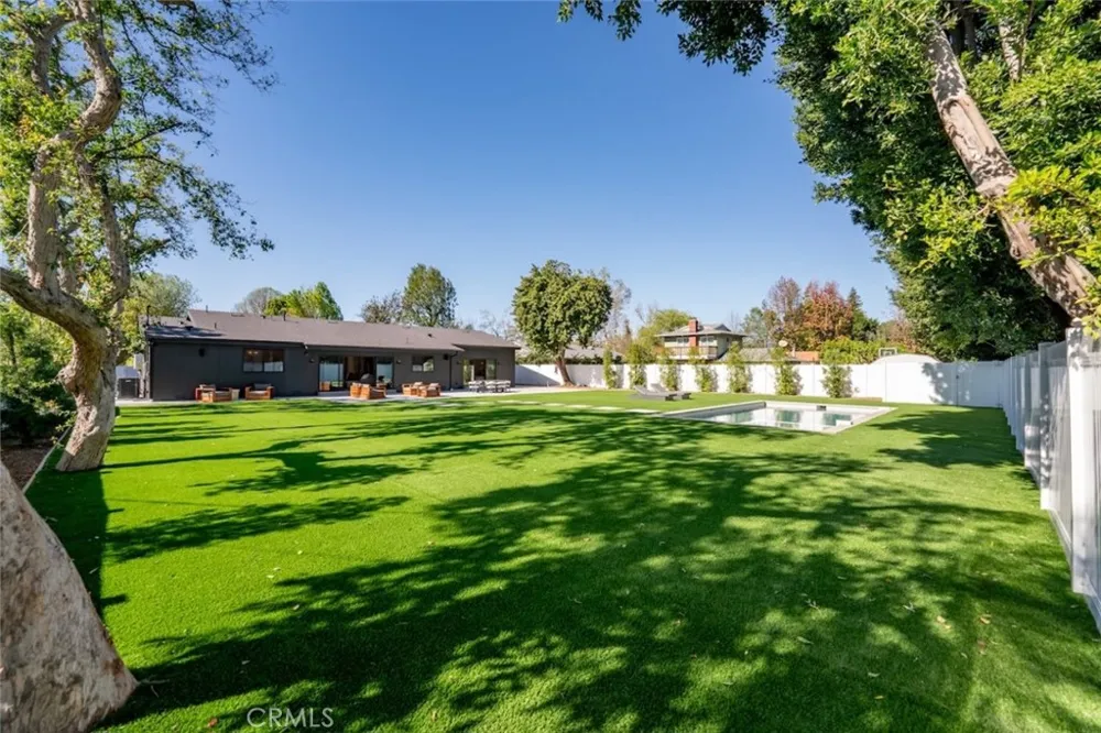 8960 Oak Park Avenue Sherwood Forest, CA 91325