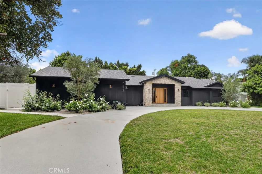 8960 Oak Park Avenue Sherwood Forest, CA 91325