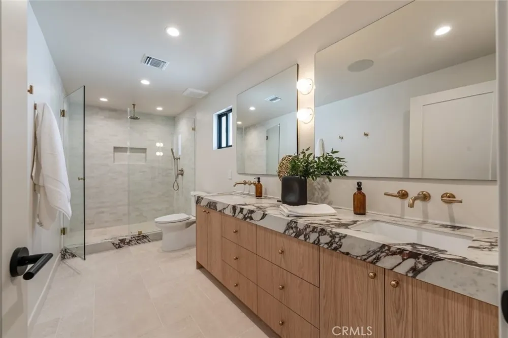 8960 Oak Park Avenue Sherwood Forest, CA 91325
