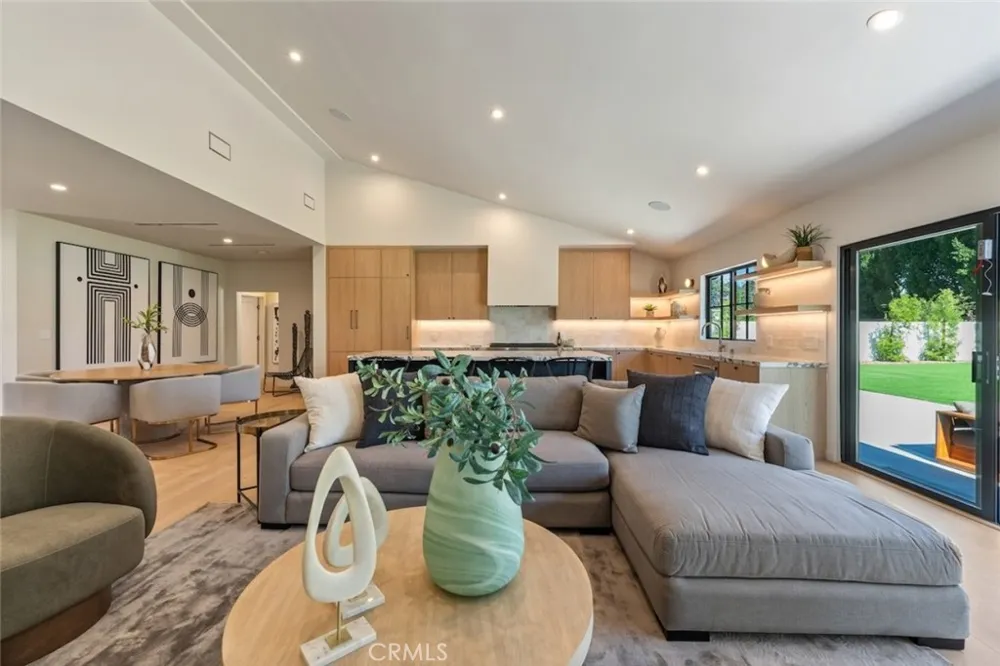 8960 Oak Park Avenue Sherwood Forest, CA 91325