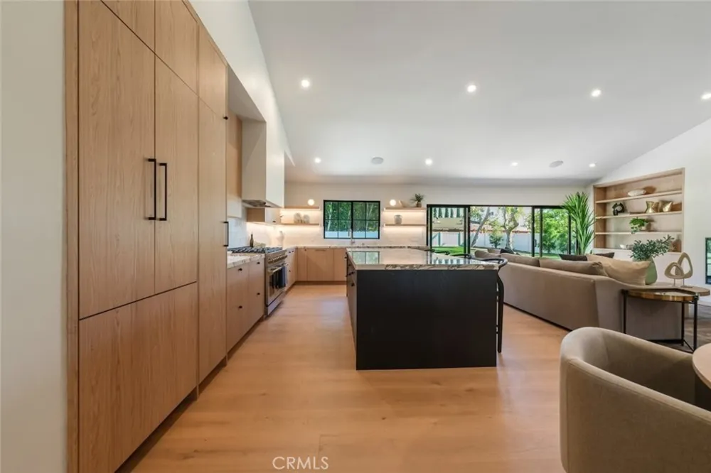 8960 Oak Park Avenue Sherwood Forest, CA 91325