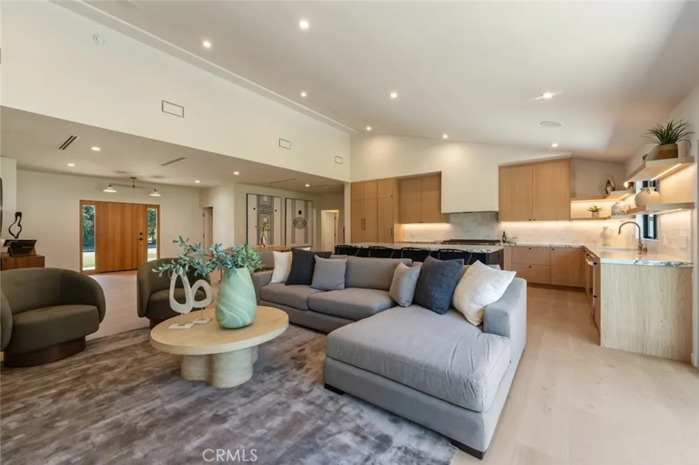 8960 Oak Park Avenue Sherwood Forest, CA 91325