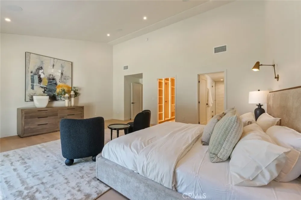 8960 Oak Park Avenue Sherwood Forest, CA 91325