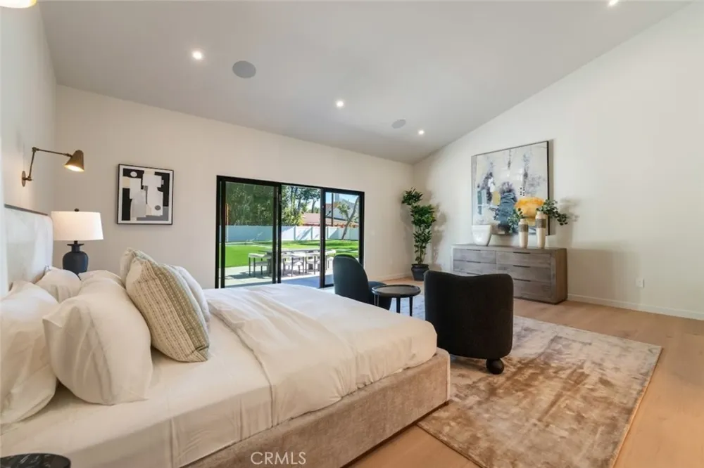 8960 Oak Park Avenue Sherwood Forest, CA 91325