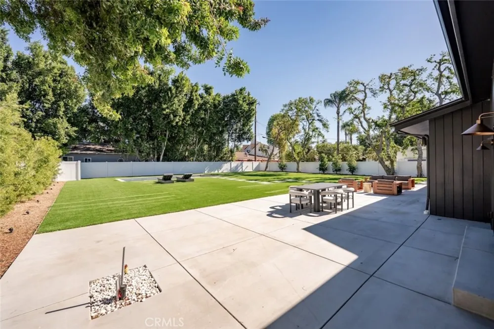 8960 Oak Park Avenue Sherwood Forest, CA 91325