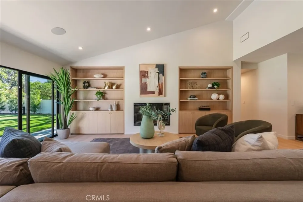 8960 Oak Park Avenue Sherwood Forest, CA 91325