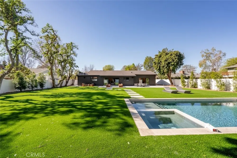 8960 Oak Park Avenue Sherwood Forest, CA 91325