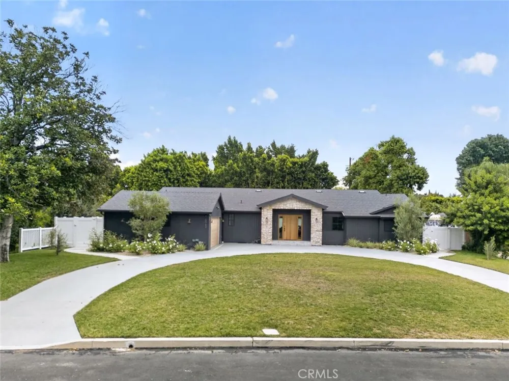 8960 Oak Park Avenue Sherwood Forest, CA 91325