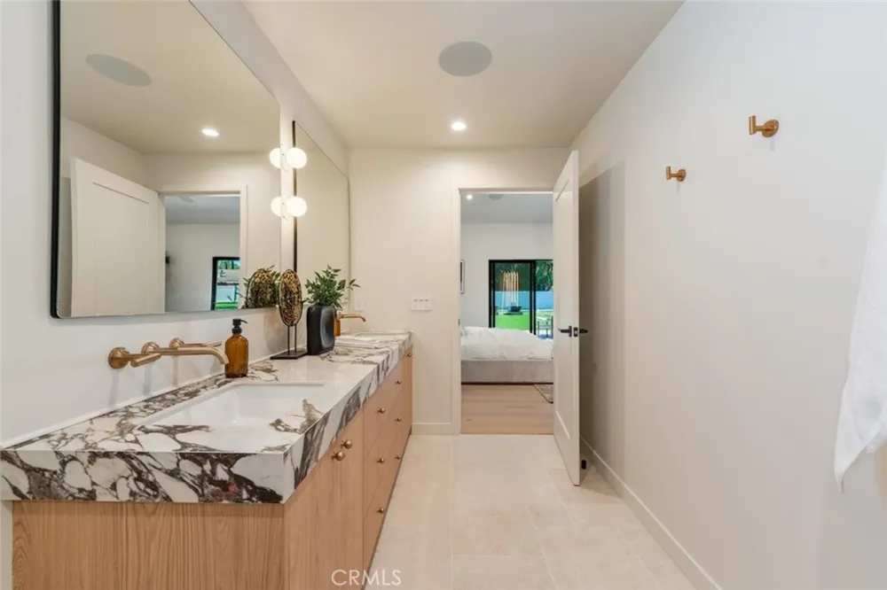 8960 Oak Park Avenue Sherwood Forest, CA 91325