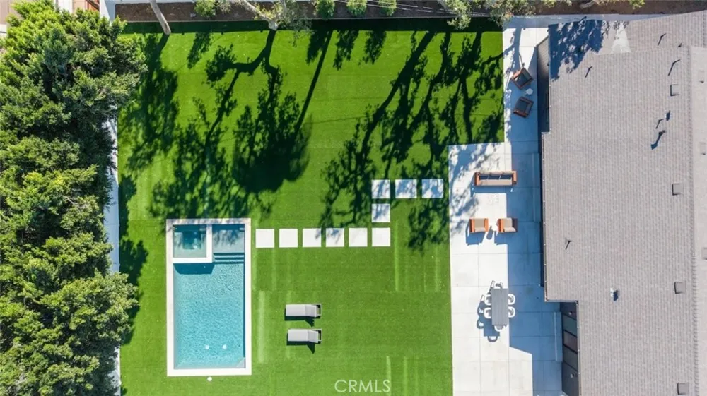 8960 Oak Park Avenue Sherwood Forest, CA 91325