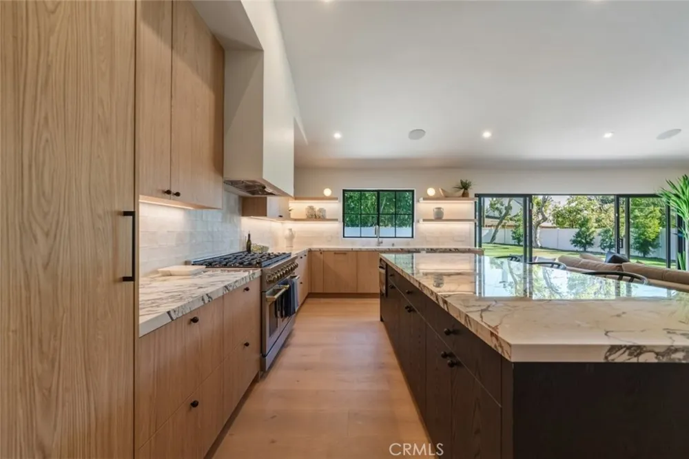8960 Oak Park Avenue Sherwood Forest, CA 91325