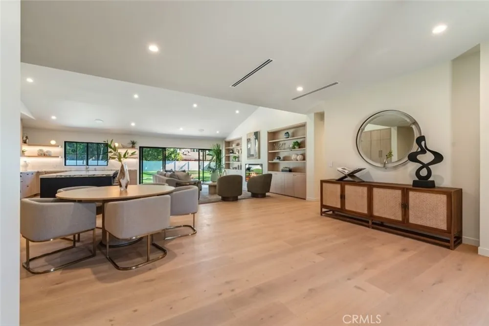 8960 Oak Park Avenue Sherwood Forest, CA 91325