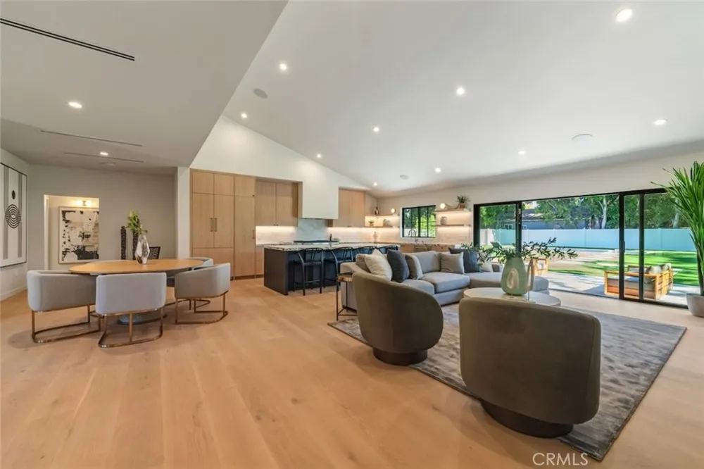 8960 Oak Park Avenue Sherwood Forest, CA 91325