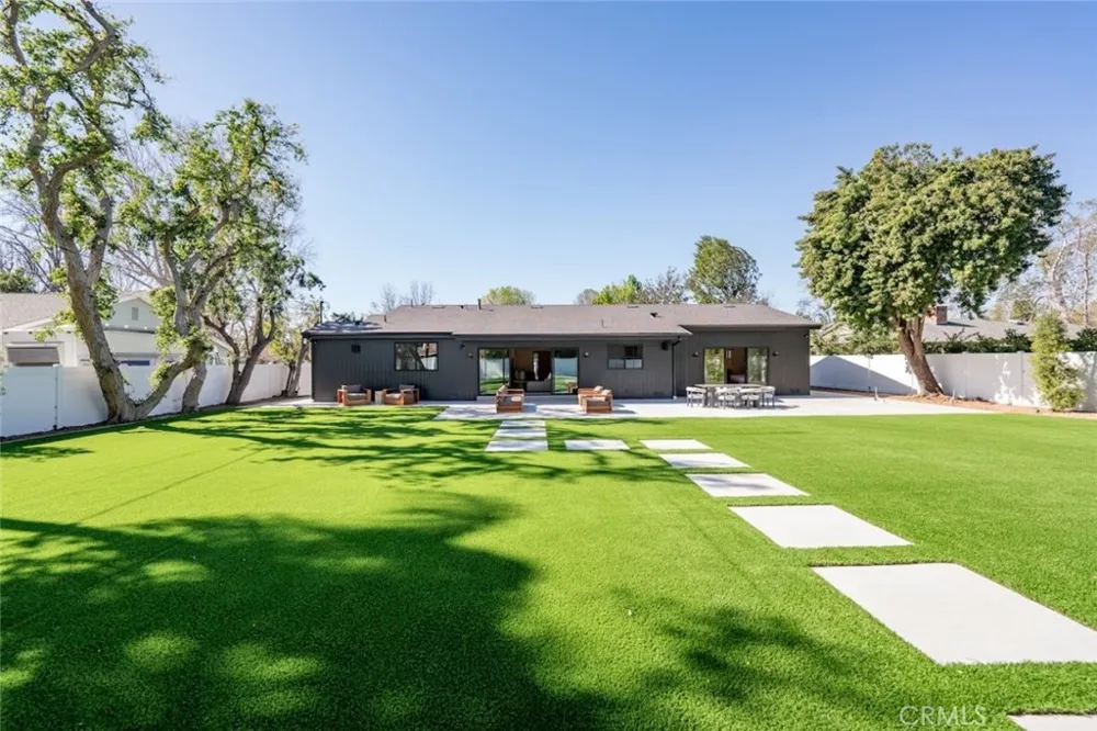 8960 Oak Park Avenue Sherwood Forest, CA 91325