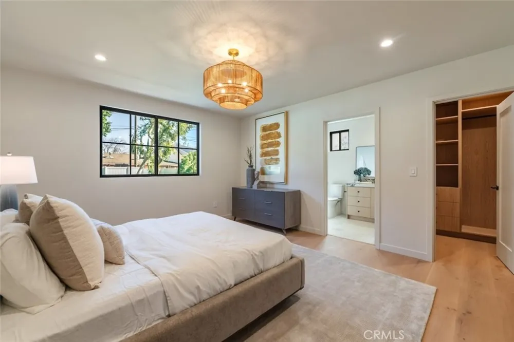 8960 Oak Park Avenue Sherwood Forest, CA 91325