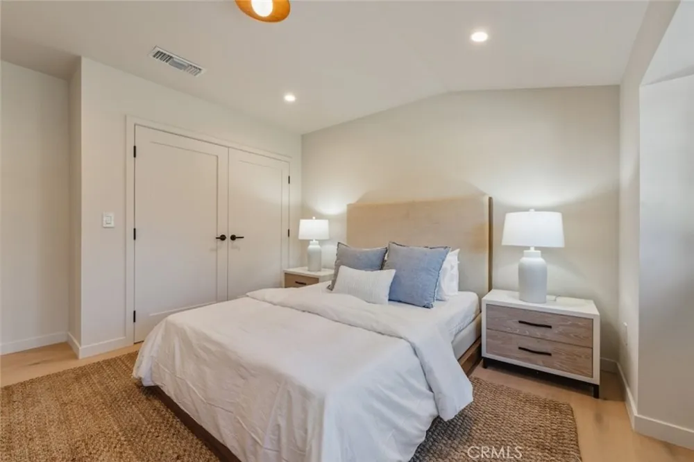 8960 Oak Park Avenue Sherwood Forest, CA 91325