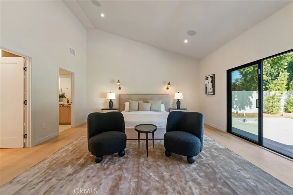 8960 Oak Park Avenue Sherwood Forest, CA 91325