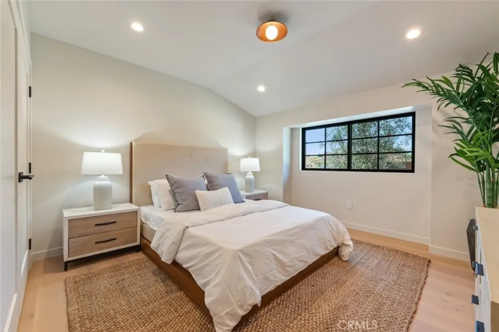 8960 Oak Park Avenue Sherwood Forest, CA 91325