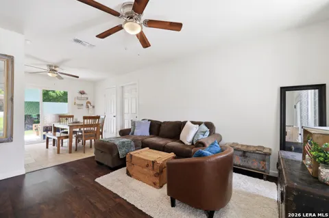 6707 Pear Tree