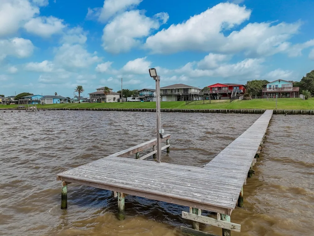 2116 W Bayshore Drive Palacios, TX 77465