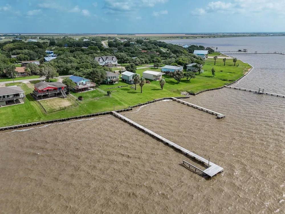 2116 W Bayshore Drive Palacios, TX 77465