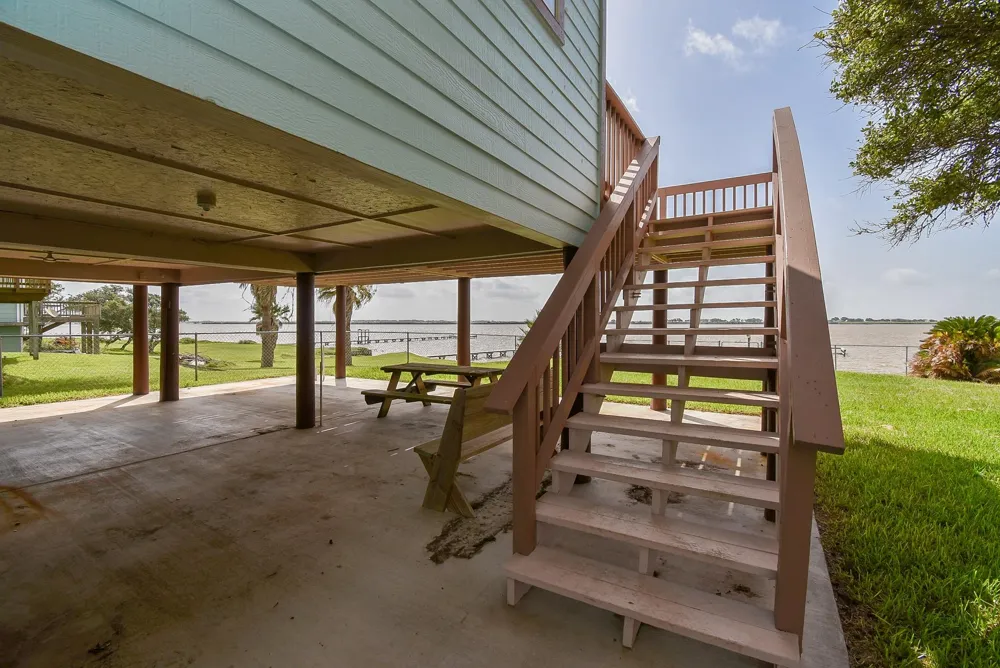 2116 W Bayshore Drive Palacios, TX 77465