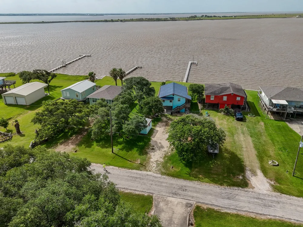 2116 W Bayshore Drive Palacios, TX 77465