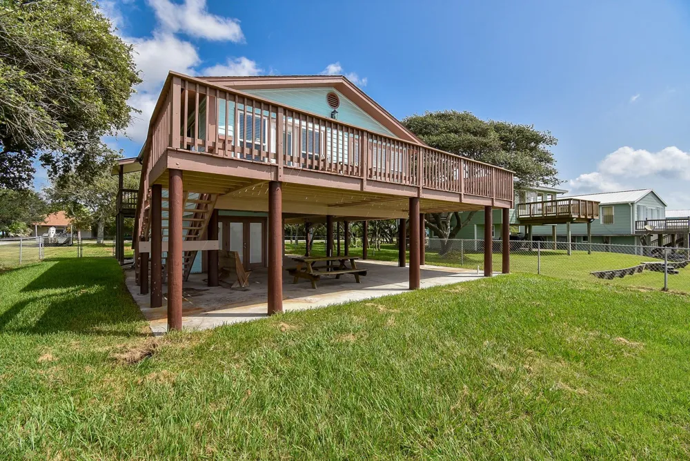 2116 W Bayshore Drive Palacios, TX 77465