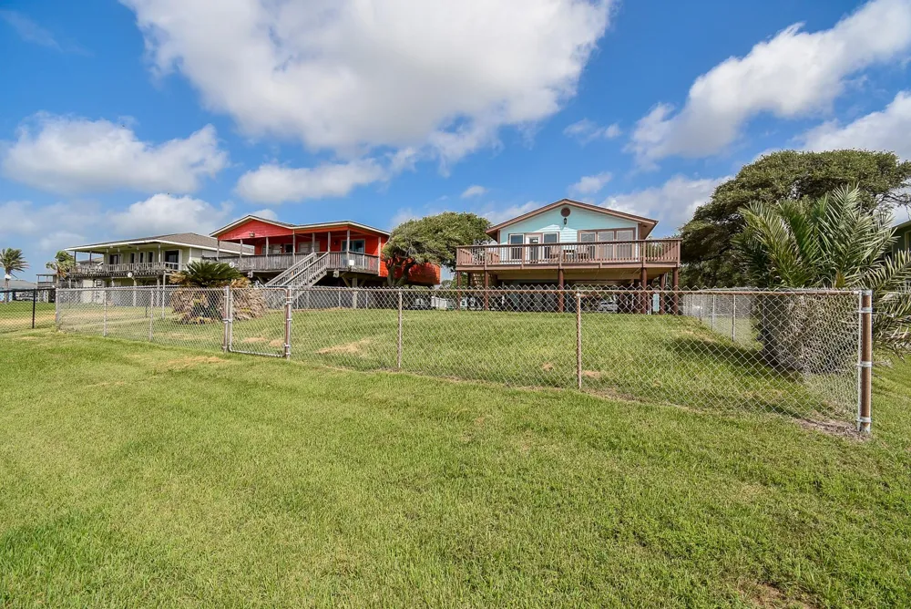 2116 W Bayshore Drive Palacios, TX 77465