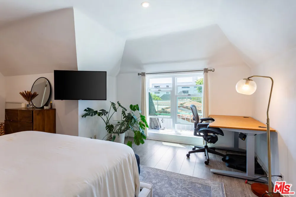 444 S ROXBURY DRIVE #B Beverly Hills, CA 90212
