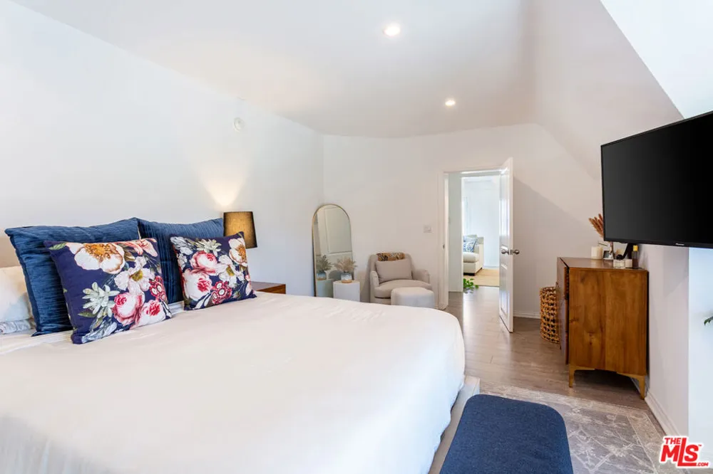 444 S ROXBURY DRIVE #B Beverly Hills, CA 90212