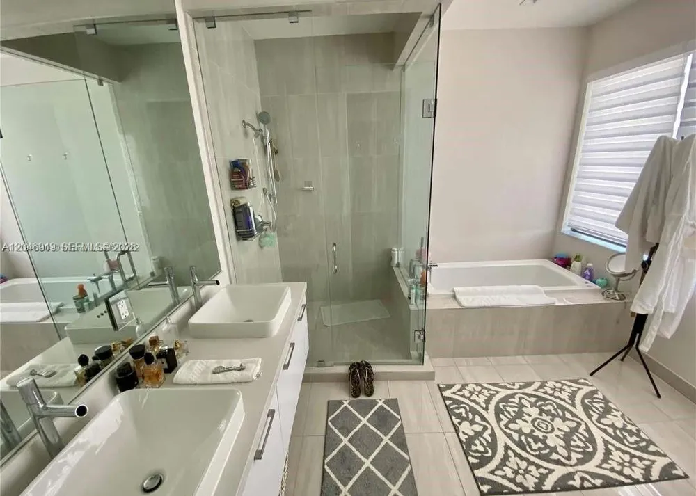 8256 NW 48th ter Doral, FL 33166