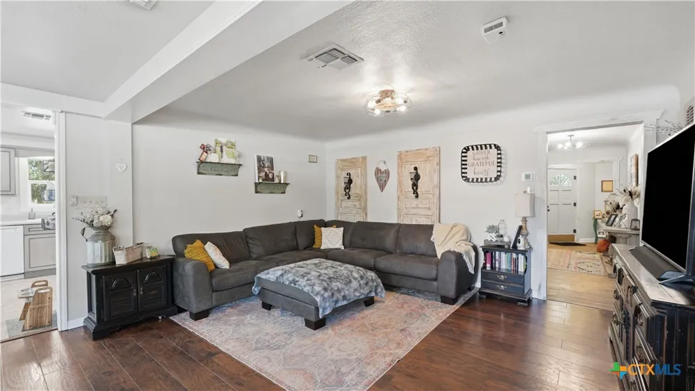 733 E Krezdorn Street Seguin, TX 78155