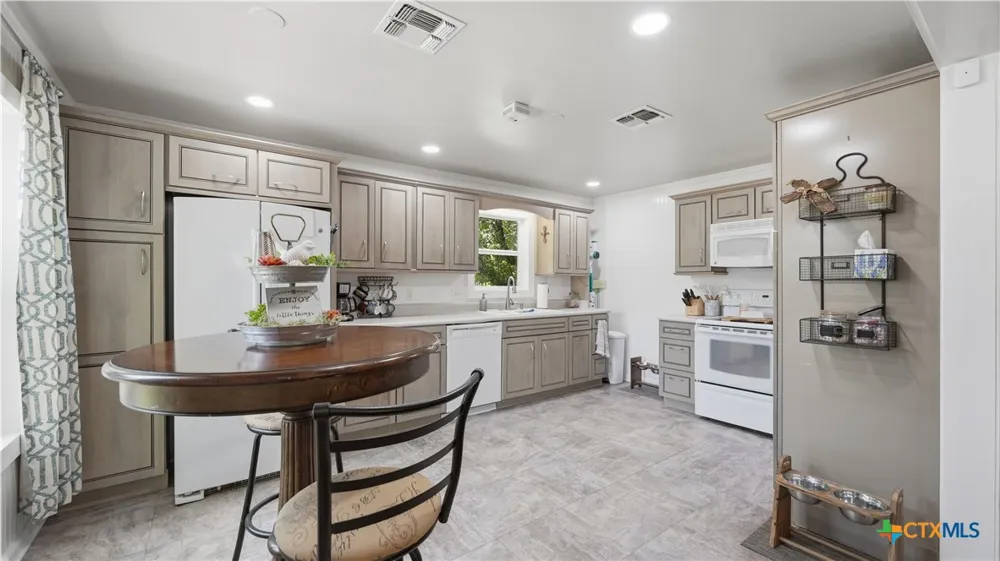 733 E Krezdorn Street Seguin, TX 78155