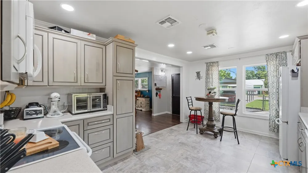 733 E Krezdorn Street Seguin, TX 78155