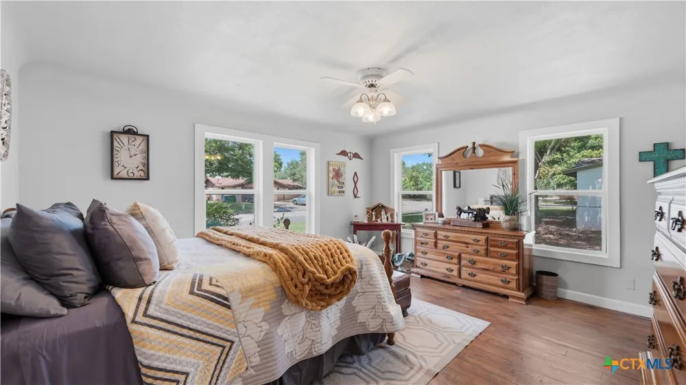 733 E Krezdorn Street Seguin, TX 78155