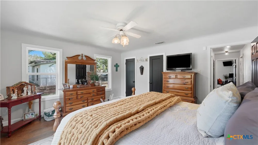 733 E Krezdorn Street Seguin, TX 78155