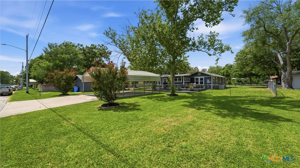 733 E Krezdorn Street Seguin, TX 78155