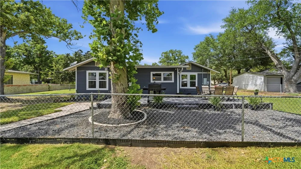 733 E Krezdorn Street Seguin, TX 78155