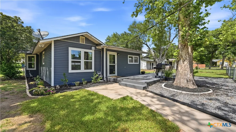733 E Krezdorn Street Seguin, TX 78155