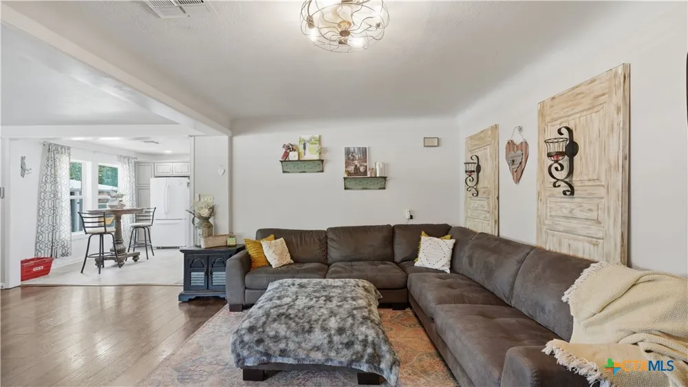 733 E Krezdorn Street Seguin, TX 78155