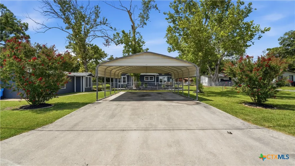 733 E Krezdorn Street Seguin, TX 78155
