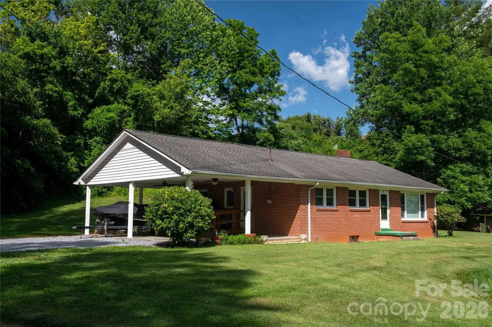 40 Double Island Road Burnsville, NC 28714