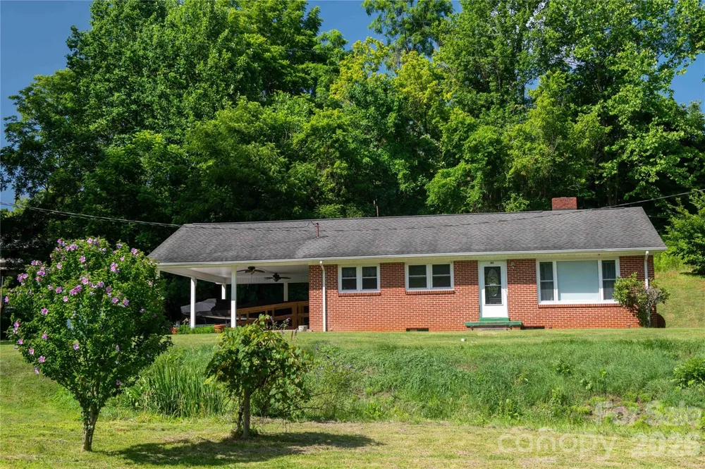 40 Double Island Road Burnsville, NC 28714