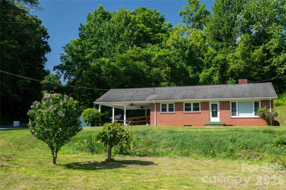 40 Double Island Road Burnsville, NC 28714