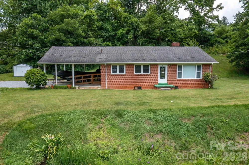 40 Double Island Road Burnsville, NC 28714