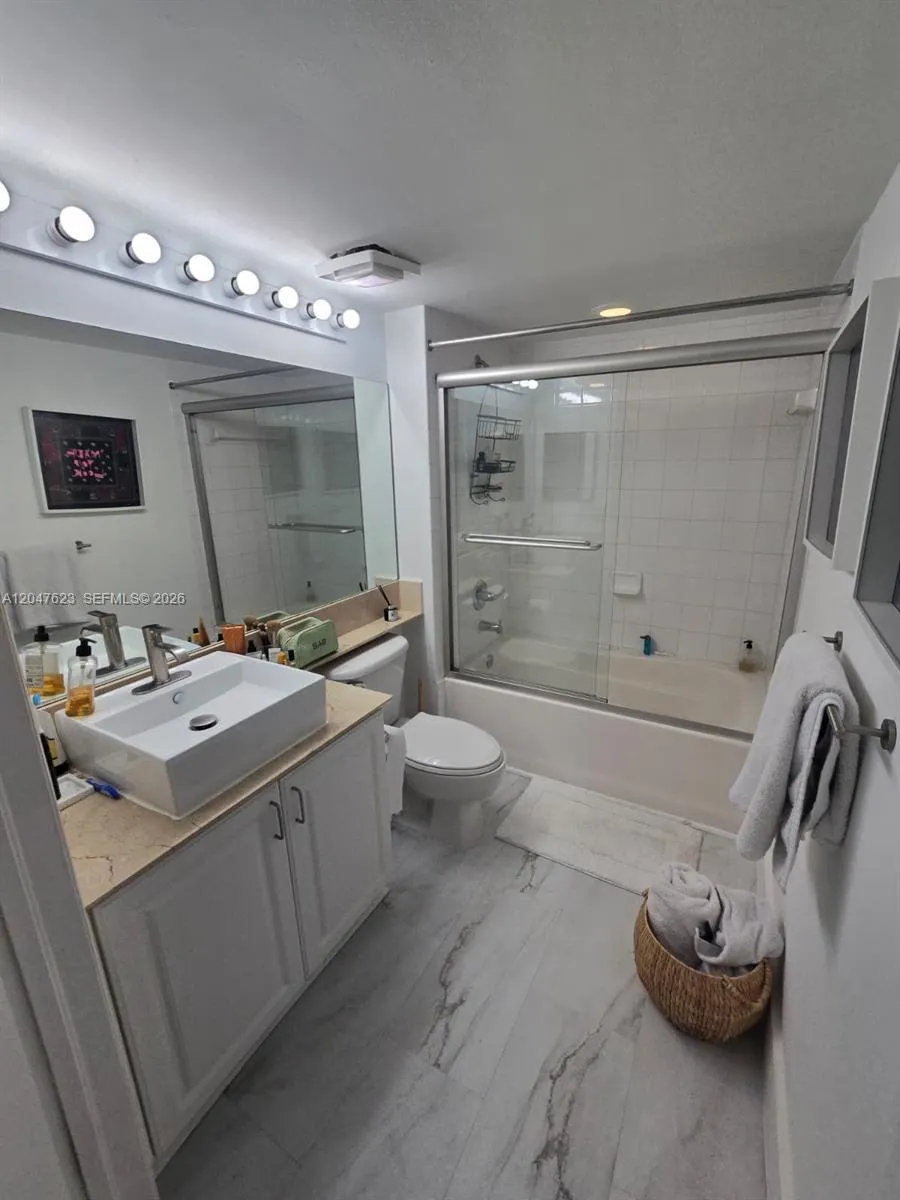 1155 Brickell Bay Dr #1005 Miami, FL 33131