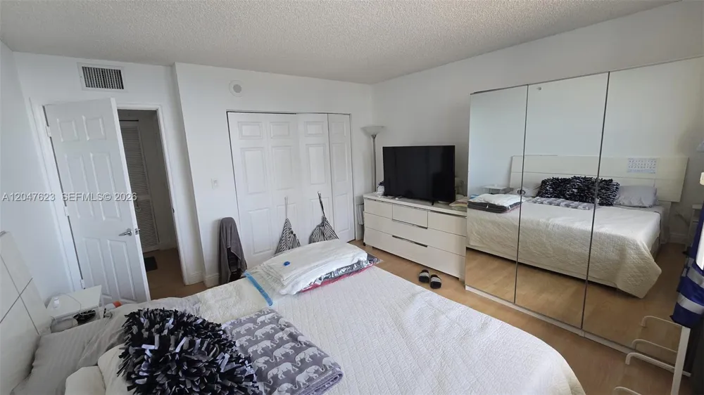 1155 Brickell Bay Dr #1005 Miami, FL 33131