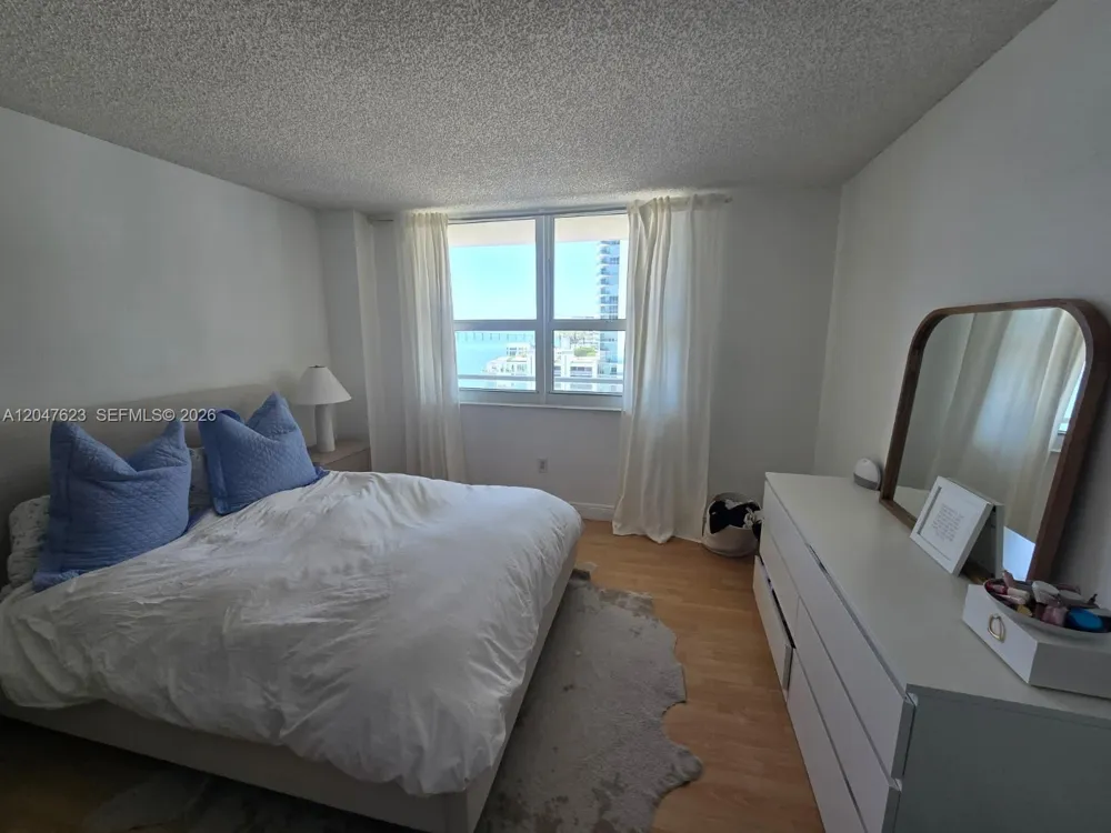 1155 Brickell Bay Dr #1005 Miami, FL 33131