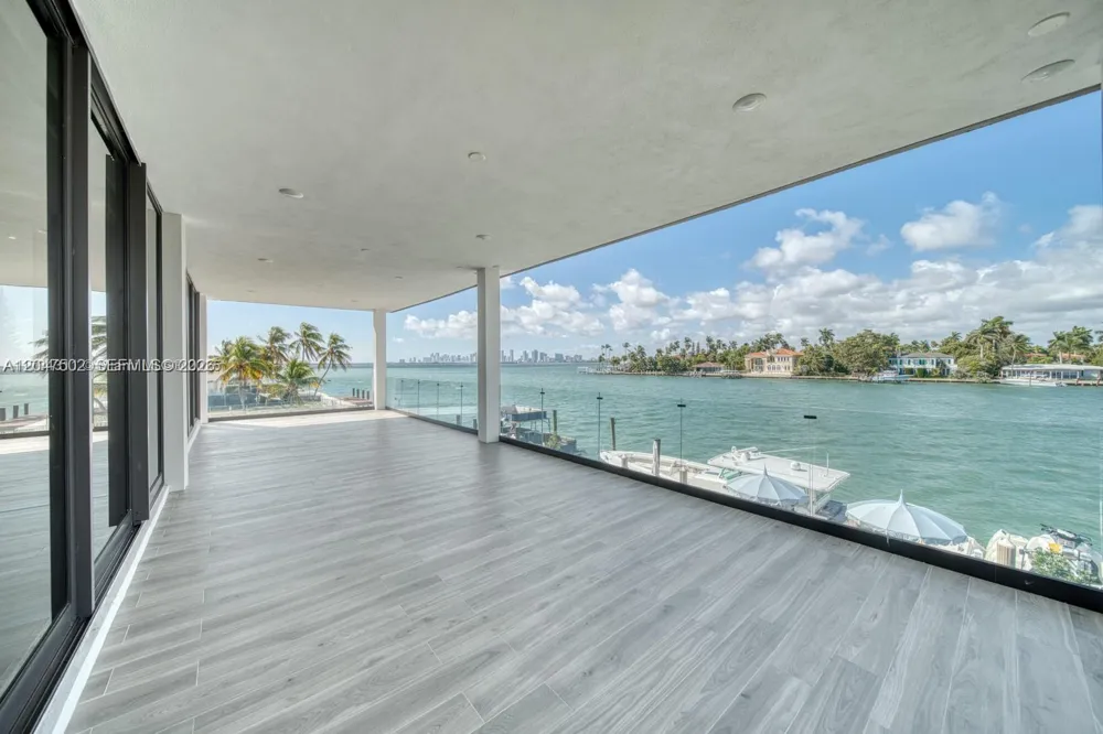 7520 W Treasure Dr North Bay Village, FL 33141